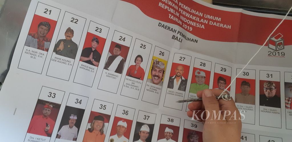 Surat suara untuk calon anggota Dewan Perwakilan Daerah untuk Pemilu 2019, di Bali.