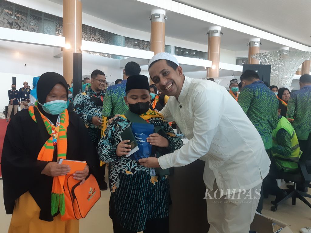 Habib Husein Jafar Al Hadar memberikan bingkisan kepada calon jemaah umrah di Bandara Internasional Jawa Barat (BIJB) Kertajati, Kabupaten Majalengka, Minggu (20/11/2022). Setelah dua tahun vakum, Bandara Kertajati kembali melayani penerbangan umrah.