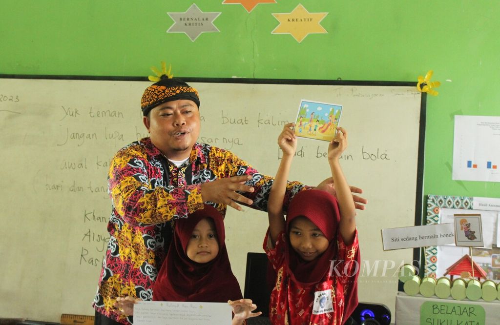 Suasana pembelajaran di kelas II Sekolah Dasar Negeri 026 Tanjung Selor, Kabupaten Bulungan, Kalimantan Utara, Kamis (13/4/2023). Sekolah itu menerapkan pembelajaran interaktif yang melibatkan peran aktif siswa saat belajar di kelas.