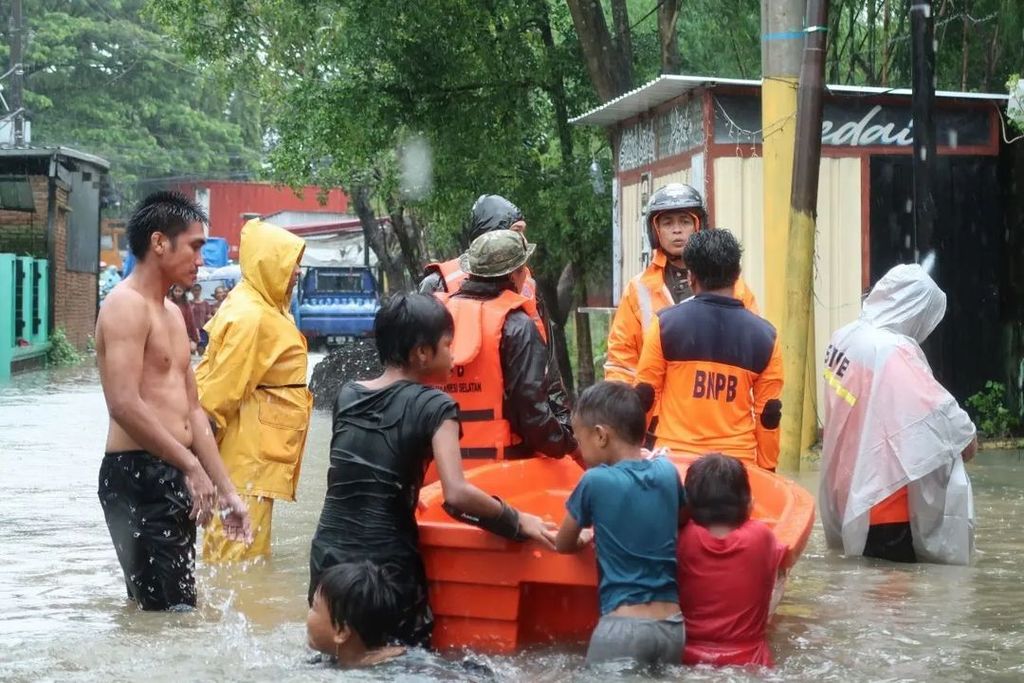 Tim BPBD Sulsel mengevakuasi warga dari lokasi banjir di Makassar, Senin (13/2/2023). Sebanyak 10 perahu karet diturunkan untuk evakuasi warga.