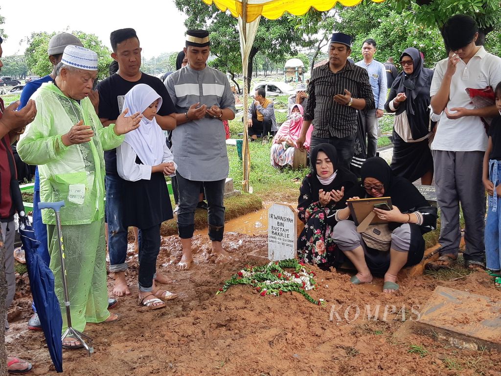 Suasana pemakaman Aipda Irwansyah di TPU Semper, Cilincing, Jakarta Utara, Rabu (1/2/2023) siang.