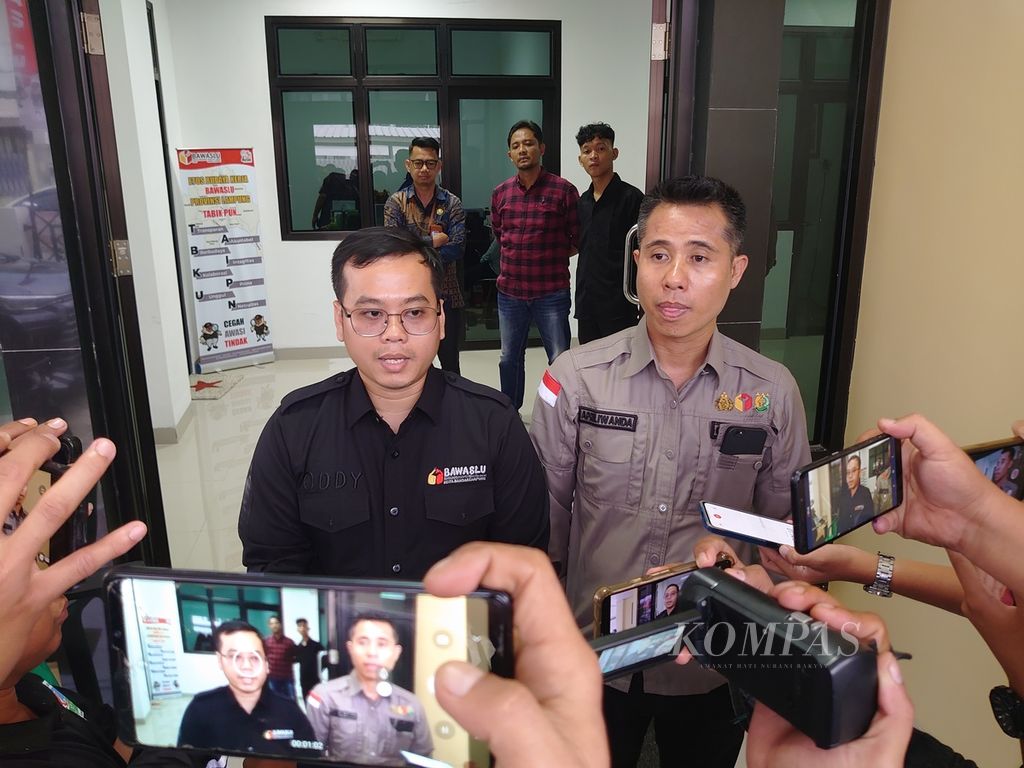 Ketua Bawaslu Kota Bandar Lampung Apriliwanda (kanan) saat diwawancarai media pada Kamis (15/2/2024). 