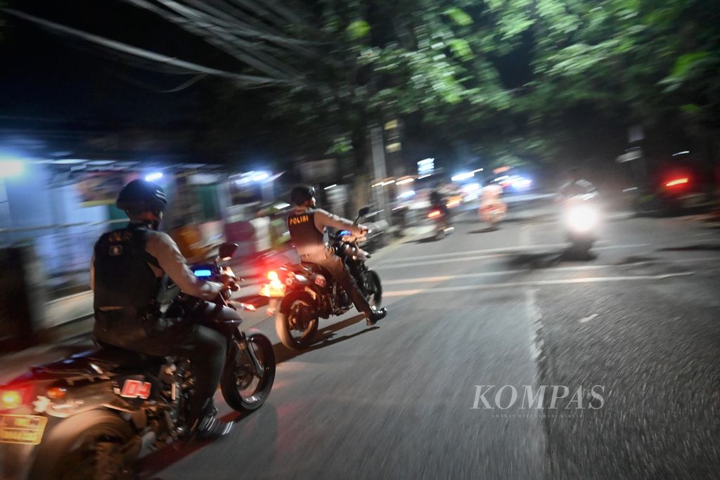 Tim Patroli Perintis Presisi Kepolisian Resor Metro Bekasi Kota melintas di Jalan Perjuangan, Bekasi Utara, Kota Bekasi, Jawa Barat, Sabtu (20/8/2022) dini hari.