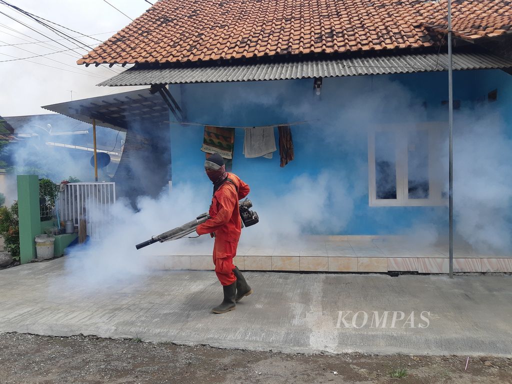 Petugas melakukan pengasapan atau <i>fogging</i> di permukiman Kelurahan Pegambiran, Kecamatan Lemahwungkuk, Kota Cirebon, Jawa Barat, Senin (8/5/2023). Pengasapan itu untuk mengantisipasi penyebaran penyakit demam berdarah dengue.