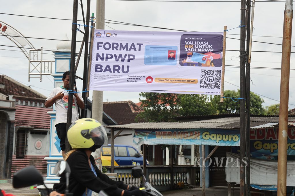 KPP Sukoharjo memasang sejumlah spanduk berisi sosialiasi NPWP format baru yang disamakan dengan NIK di Desa Gentan, Kecamatan Bendosari, Sukoharjo, Jawa Tengah, Kamis (26/1/2023). 