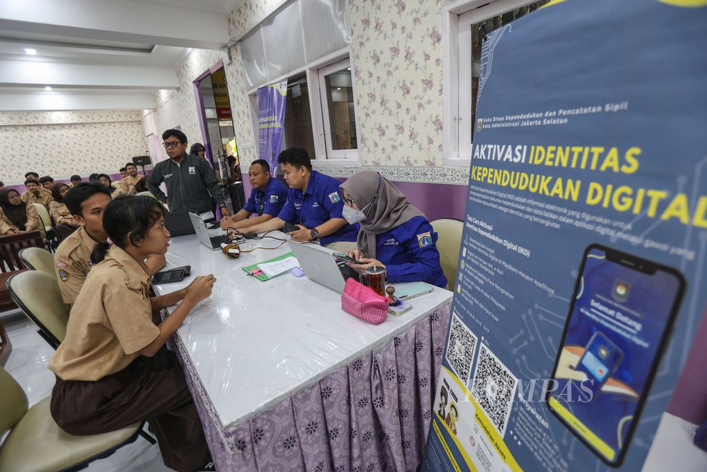 Petugas dinas kependudukan dan pencatatan sipil (dukcapil) mengaktivasi identitas kependudukan digital kepada siswa di SMAN 38 Jakarta, Rabu (7/2/2024).