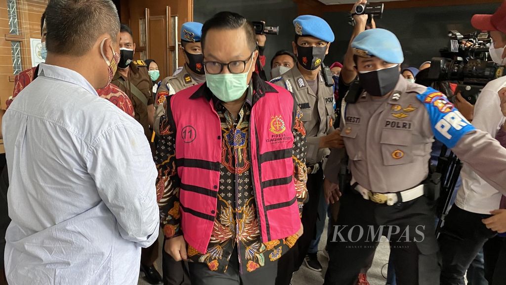 Terdakwa kasus suap penghapusan<i> red notice</i> Joko Soegiarto Tjandra, Brigjen (Pol) Prasetijo Utomo, meninggalkan ruang sidang seusai mengikuti sidang dakwaan di Pengadilan Tipikor pada Pengadilan Negeri Jakarta Pusat, Senin (2/11/2020). 
