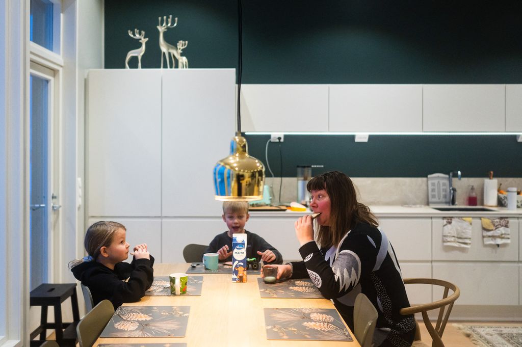 Anna Nakkalajarvi-Lansman dan anak-anaknya di rumah mereka di  Nuorgam,  Finlandia, pada November 2021. Sejak 2017, Finlandia selalu di urutan pertama daftar negara paling bahagia menurut PBB.