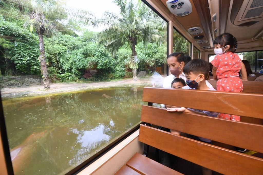 Presiden Jokowi dan Ibu Iriana Joko Widodo mengajak anak beserta cucu berwisata satwa di Bali Safari and Marine Park, Kabupaten Gianyar, pada liburan Lebaran di Bali, Kamis (5/5/2022).