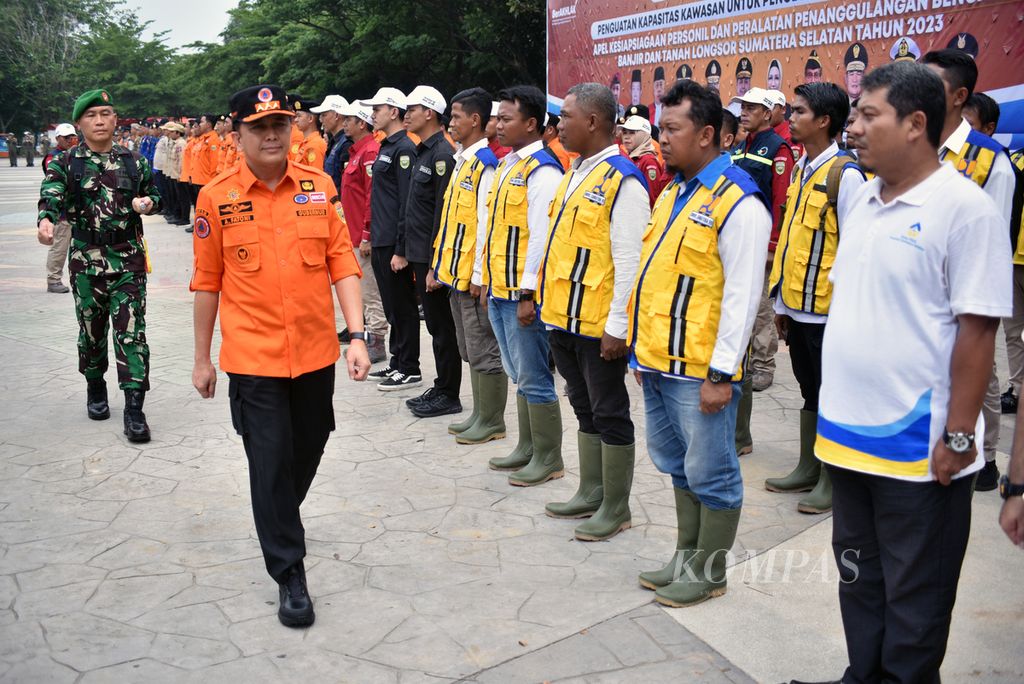 Penjabat Gubernur Sumsel Agus Fatoni mengecek peserta Apel Kesiapsiagaan Personel dan Peralatan Penanggulangan Bencana Banjir dan Tanah Longsor Sumatera Selatan 2023 di Palembang, Kamis (23/11/2023). 