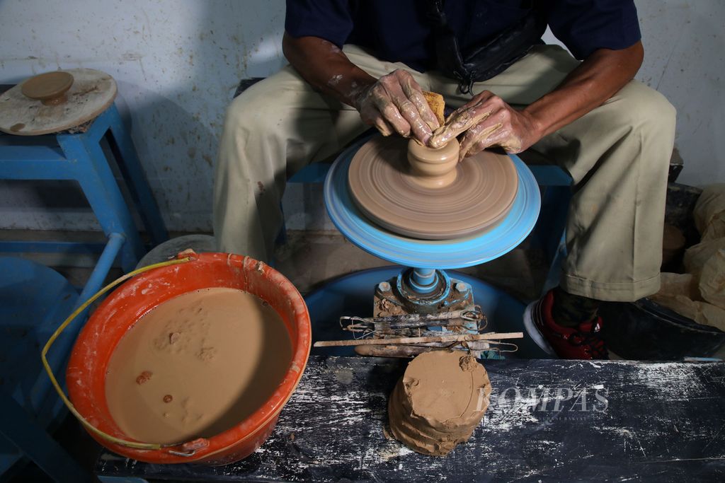 Mariyono (54) menyelesaikan pembuatan tutup kendil di Studio Keramik Pupuk Kaltim di Kecamatan Bontang, Kota Bontang, Kalimantan Timur, Selasa (25/7/2023). 