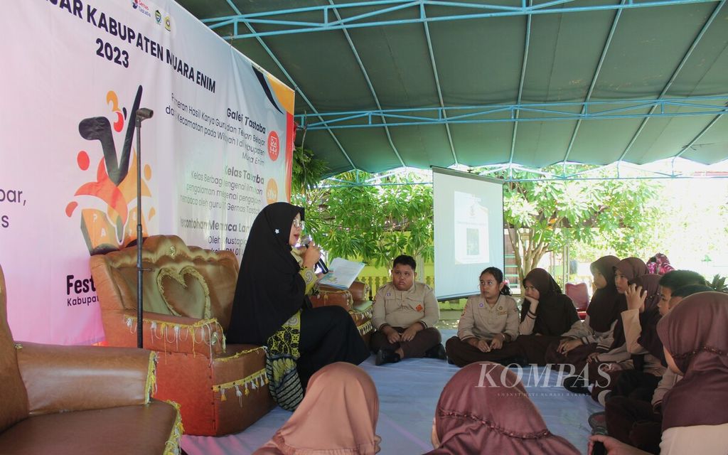 Suasana kelas percontohan "Membaca Lantang" di Festival Belajar Kabupaten Muara Enim, Sumatera Selatan, Sabtu (17/6/2023). Kegiatan dalam Gerakan Nasional Pemberantasan Buta Membaca (Gernas Tastaba) ini diharapkan meningkatkan kompetensi guru untuk mendongkrak kemampuan literasi dan numerasi siswa.