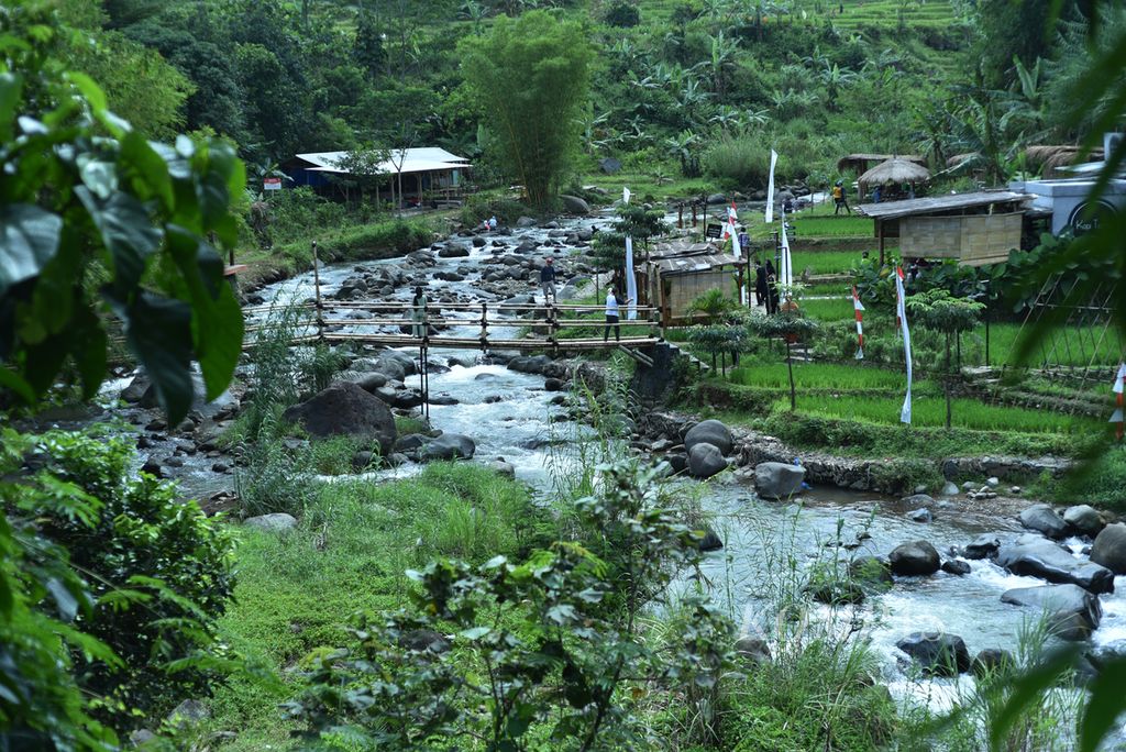 Pemandangan sungai yang mengalir indah di salah satu jalur <i>trekking </i>di kawasan Sentul, Kecamatan Babakan Madang, Kabupaten Bogor, Jawa Barat, Sabtu (19/11/2022). 