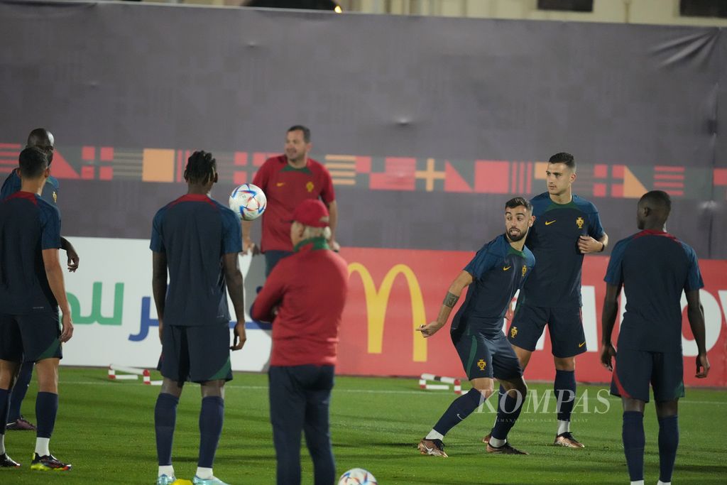 Ofisial tim mengamati para pemain Portugal pada sesi latihan tim di Shahaniya Sports Club, Qatar, Rabu (23/11/2022). 