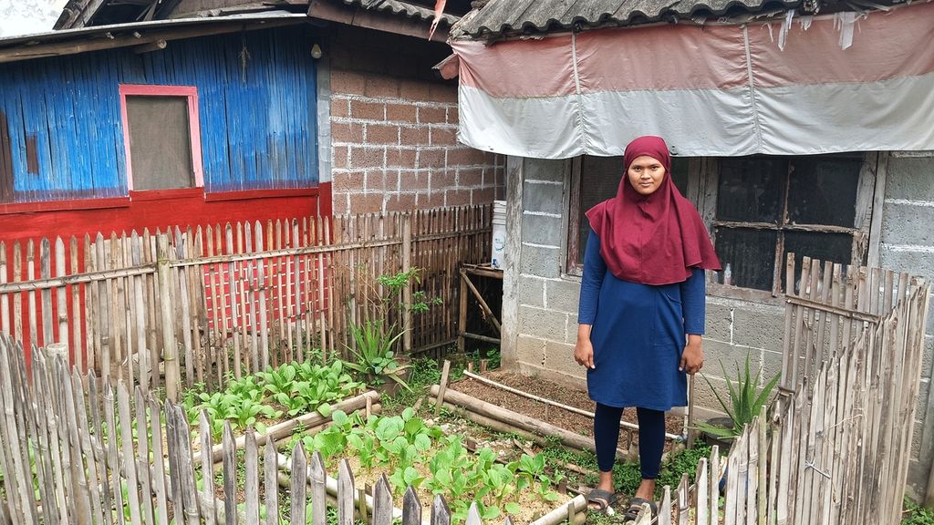 Salah satu warga prasejahtera dan halaman rumah yang telah disulap menjadi kebun dengan tanaman sawi dan cabai, di Perumnas 2, Parung Panjang, Kabupaten Bogor, Jawa Barat, Minggu (9/6/2024).