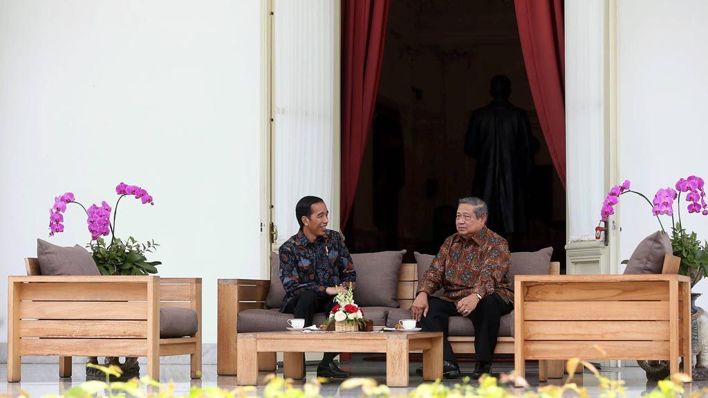 Presiden Joko Widodo (kiri) berbincang dengan presiden keenam RI, Susilo Bambang Yudhoyono, di Beranda Belakang Istana Merdeka, Jakarta, Kamis (9/3/2017). Dalam pertemuan itu mereka berbicara berbagai isu dan masalah aktual di Indonesia.