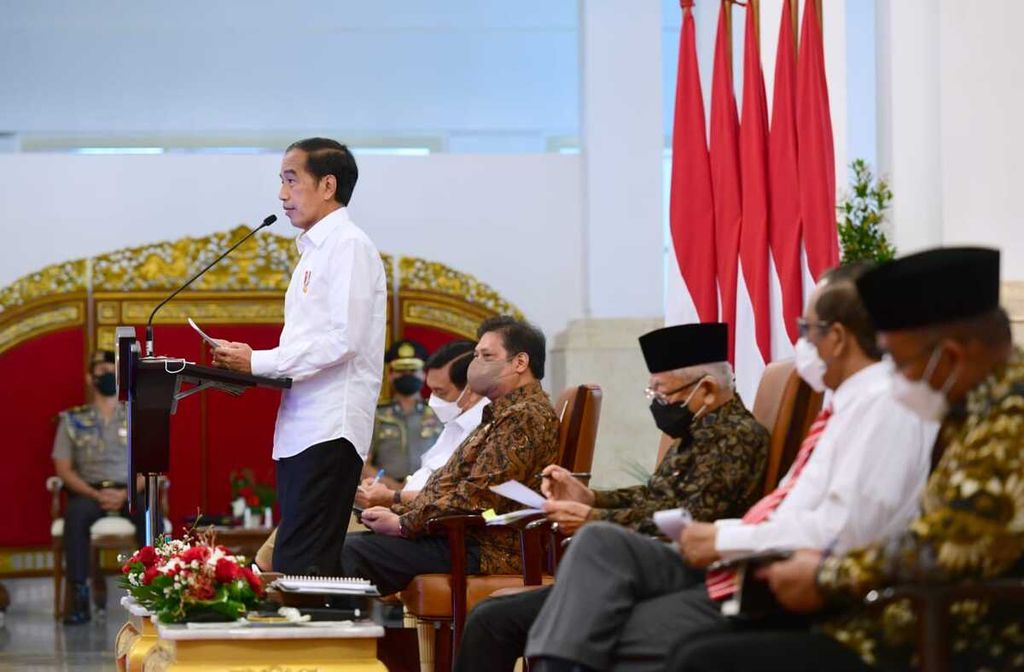President Joko Widodo (standing) reminded ministers to be sensitive to people's difficulties and communicate well with the public. This was conveyed in the introduction to the Plenary Cabinet Session, Tuesday (5/4/2022).