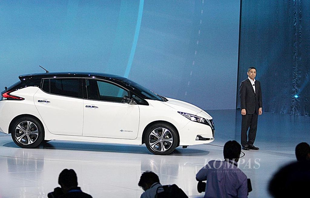 CEO Nissan Motor Co Hiroto Saikawa berdiri di samping New Nissan Leaf, generasi terbaru mobil listrik produksi Nissan, saat diluncurkan di Jepang, Rabu (6/9). Mobil itu diproyeksikan untuk memperkuat kepemimpinan Nissan dalam pasar mobil listrik dunia yang saat ini terus meningkat.