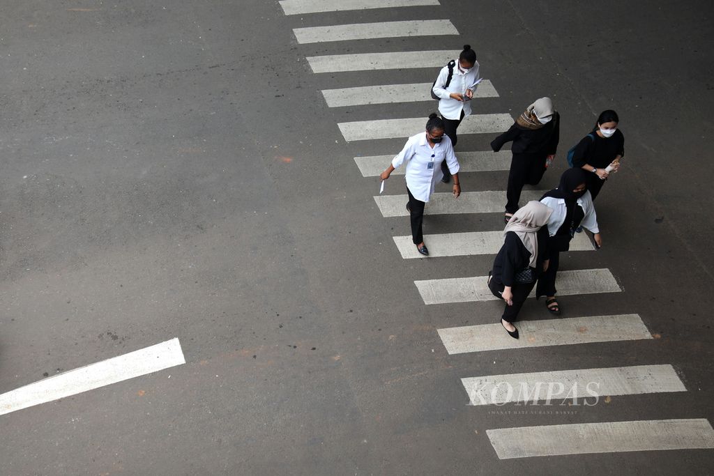 Warga menyeberangi <i>zebra cross</i> di kawasan Blok M, Jakarta Selatan, Rabu (27/7/2022). 