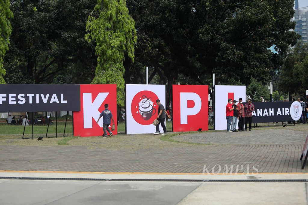 Pengunjung berfoto di area Festival Kopi Tanah Air yang digelar PDI-P di Lapangan Parkir Timur, Senayan, Jakarta, Jumat (27/5/2022). Acara ini merupakan bagian dari rangkaian HUT Ke-49 PDI-P. 