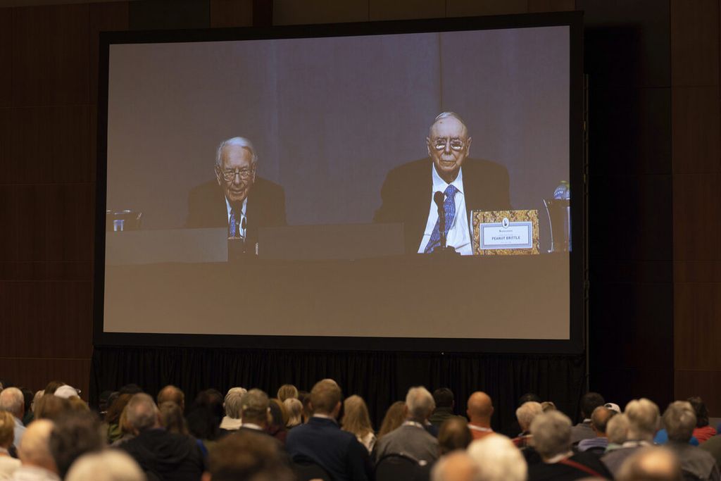 Para pemegang saham menyaksikan Warren Buffett dan Charlie Munger dari layar besar saat pertemuan tahunan Berkshire Hathaway di Omaha, Nebraska pada Sabtu (6/5/2023) lalu.