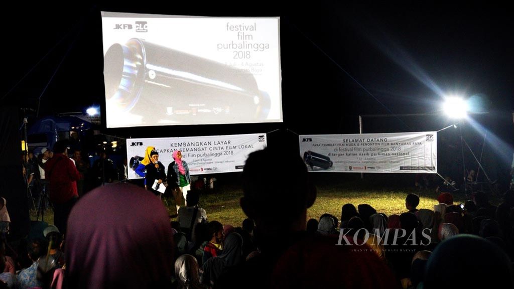 Warga berkumpul menyaksikan pergelaran <i>layar tanjleb </i>yang merupakan bagian dari Purbalingga Film Festival 2018, Sabtu (7/7/2018),  di lapangan Desa Karanggedang, Bukateja, Purbalingga, Jawa Tengah. <i>Layar tanjleb </i>dilaksanakan sebulan penuh di Purbalingga, Banjarnegara, Kebumen, Banyumas, dan Cilacap.