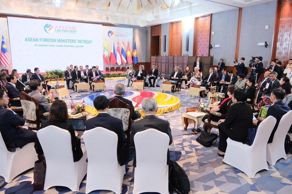 Para menteri luar negeri  Perhimpunan Bangsa-Bangsa Asia Tenggara (ASEAN) melakukan pertemuan di Luang Prabang, Laos, Senin (29/1/2024) . Mereka membicarakan situasi terkini di Myanmar serta sejumlah tantangan yang dihadapi ASEAN, termasuk meningkatnya suhu di Laut China Selatan, ASEAN Outlook on Indo-Pasifik, hingga masalah warga minoritas Rohingya.