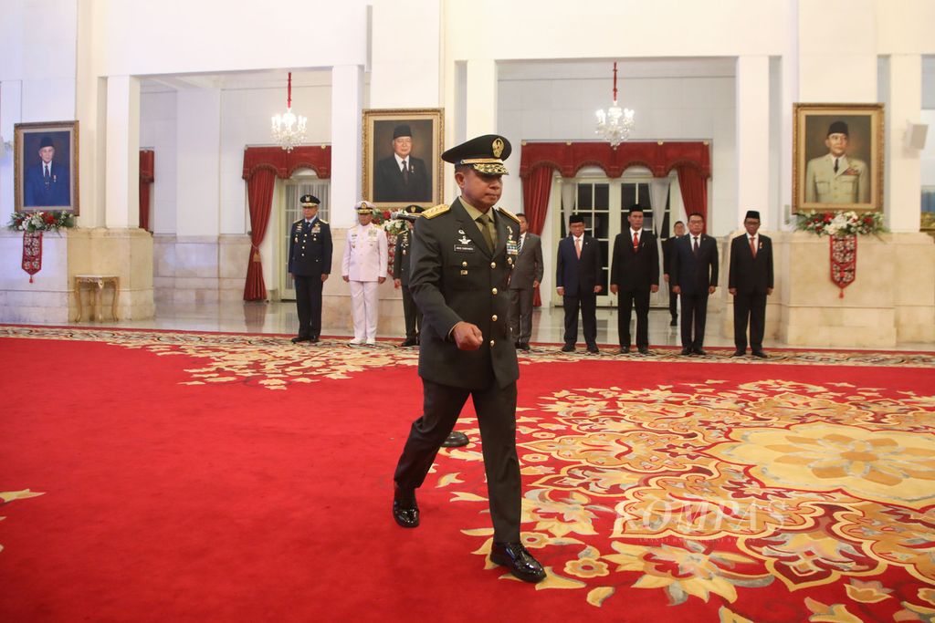 Jenderal TNI Agus Subiyanto bersiap menandatangani berita acara pelantikan dirinya sebagai Kepala Staf Angkatan Darat di Istana Negara, Jakarta, Rabu (25/10/2023). 