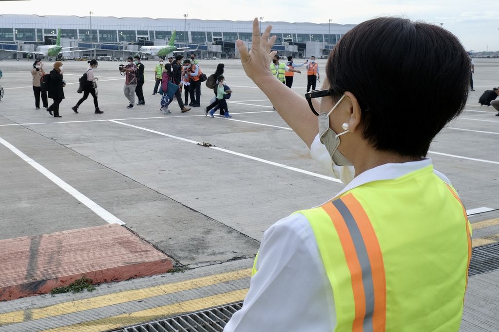 Warga Indonesia yang diungsikan dari Ukraina tiba di Bandara Soekarno-Hatta, Tangerang (3/3/2022) disambut Menteri Luar Negeri Retno Marsudi. Pemerintah mengevakuasi 80 WNI itu dengan pesawat dari Romania. 