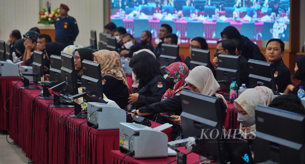 Para pegawai Komisi Pemilihan Umum (KPU) yang bertugas melakukan verifikasi berkas bakal calon anggota DPR yang diserahkan partai politik untuk Pemilu 2024 di Kantor KPU, Jakarta, Minggu (14/5/2023). 