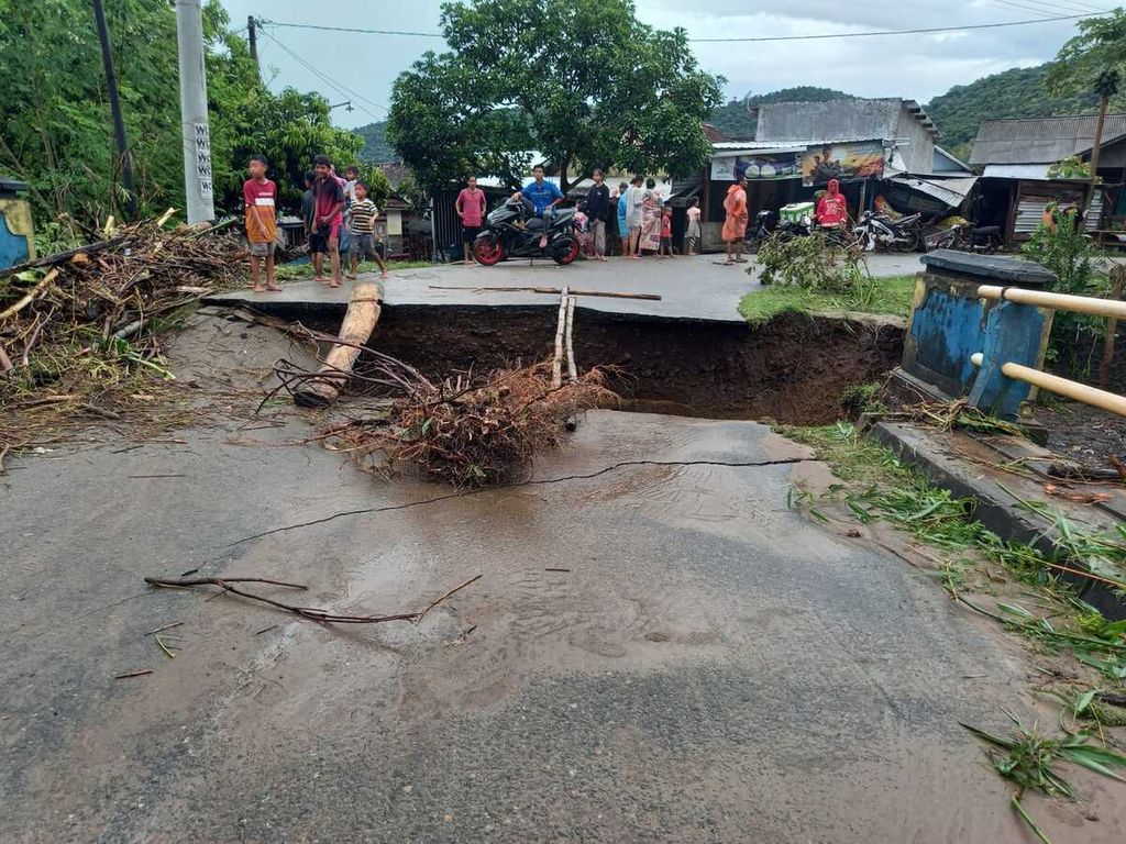 Jembatan penghubung antara Desa Lito dan Desa Lantung di Sumbawa, NTB, jebol akibat banjir bandang yang melanda kawasan tersebut pada Selasa (4/4/2023).