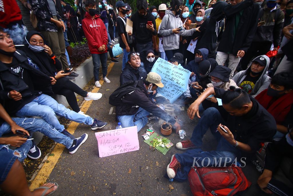 Sejumlah mahasiswa menggelar aksi menyerupai dukun santet saat demonstrasi menolak pengesahan UU Cipta Kerja di Banyuwangi, Senin (12/10/2020). Pendemo mendesak agar RUU Cipta Kerja yang disetujui DPR tidak disahkan menjadi undang-undang.