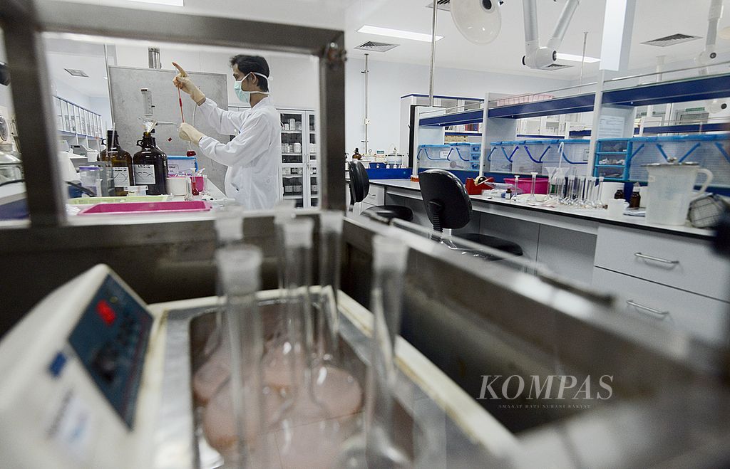 Petugas sedang memeriksa obat-obatan sebelum dipasarkan di laboratorium milik PT Phapros Tbk di Kota Semarang, Jawa Tengah (28/10). Mudahnya akses mendapatkan obat melalui jaminan kesehatan mendorong tumbuhnya industri farmasi di Indonesia. 