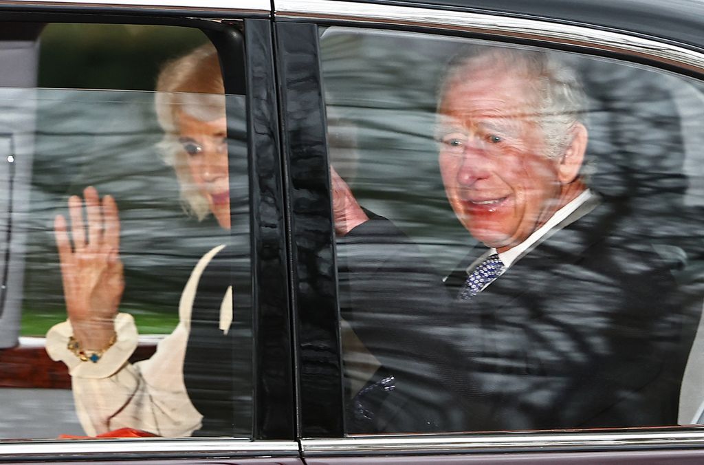 Raja Inggris Charles III dan Permaisuri Camilla melambaikan tangan saat keduanya meninggalkan Clarence House di London, Selasa (6/2/2024). 