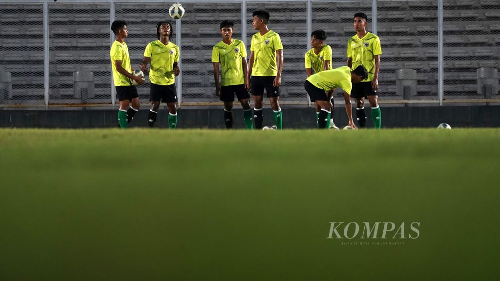 Sejumlah pemain sepak bola muda yang memperkuat tim nasional Indonesia U-19 dalam sesi latihan di Stadion Madya Gelora Bung Karno, Jakarta, Selasa (21/6/2022). Timnas U-19 tengah mempersiapkan diri untuk kejuaraan Piala AFF U-19 2022 di Indonesia pada awal Juli.