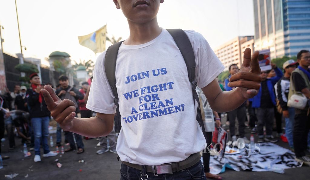 Salah satu kaus yang dikenakan saat lintas elemen masyarakat menggelar aksi di depan Gedung DPR RI, Jakarta, Senin (26/8/2024). Aksi ini meminta DPR dan pemerintah mempertanggungjawabkan sikap rencana melawan putusan Mahkamah Konstitusi terkait pilkada. 