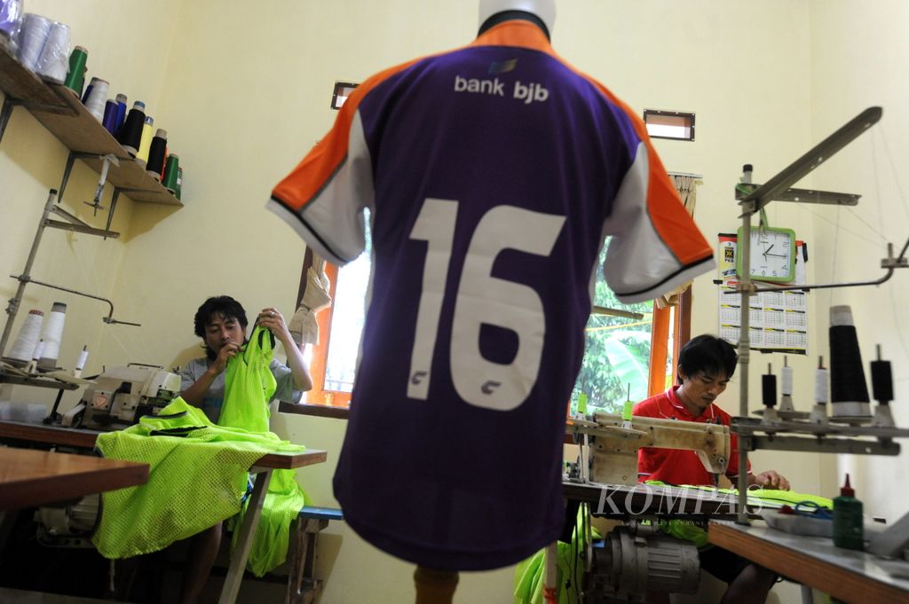 Para penjahit menyelesaikan pembuatan kostum (jersey) di sebuah industri konveksi khusus olahraga \'Cilo\' di Cinere, Depok, Jawa Barat, Senin (10/3/14). Banyaknya sekolah sepak bola dan klub-klub  sepak bola yang ada di Tanah Air menjadi pasar untuk pemasaran produk yang dijual mulai Rp 160.000 hingga Rp 210.000 tersebut.