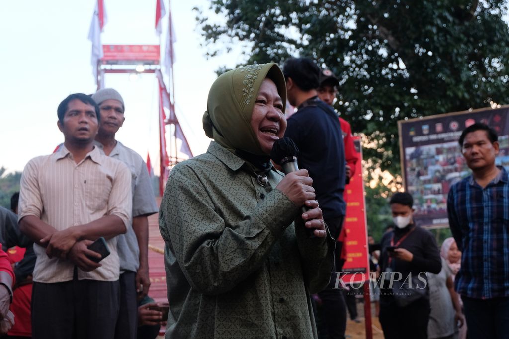 Menteri Sosial Tri RIsmaharini di Kecamatan Koto Salak, Kabupaten Dharmasraya, Sumatera Barat, Minggu (28/5/2023). 