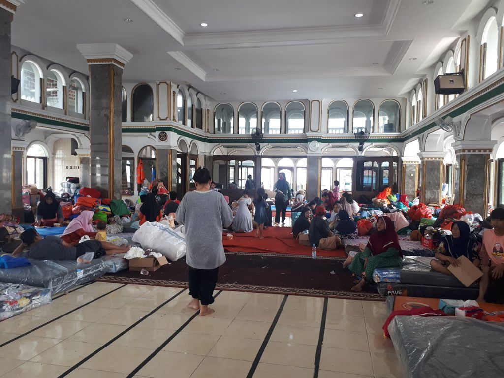Kondisi pengungsian di Masjid Al Aqwam, Pela Mampang, Mampang Prapatan, Jakarta, Kamis (29/12/2022).