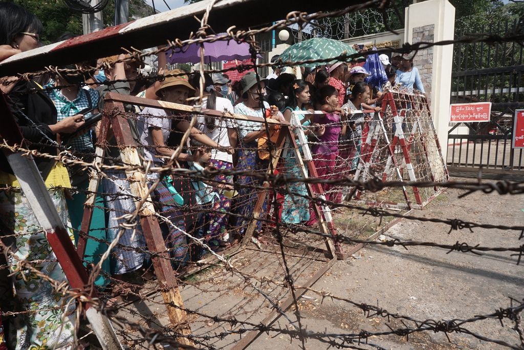 Kerabat menanti di depan Penjara Insein saat pembebasan tahanan di Yangon, Myanmar, 17 April 2022. 