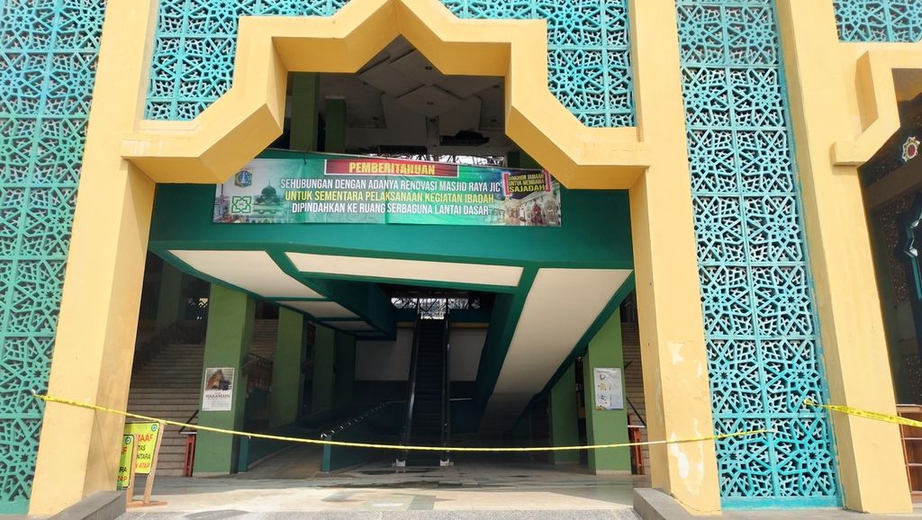 Garis polisi masih terpasang di pintu dan lorong yang terhubung dengan gedung kubah yang terbakar, di Masjid Raya Jakarta Islamic Center, Koja, Jakarta Utara, Kamis (20/10/2022).