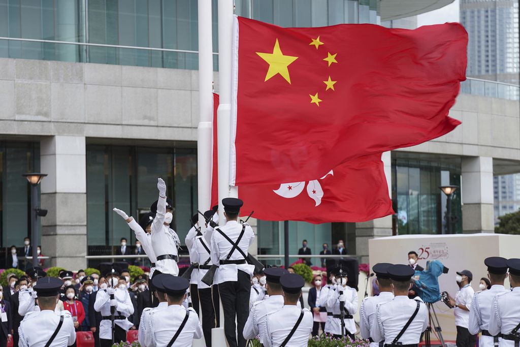 Bendera nasional China dikibarkan dalam upacara memeringati 25 tahun Hong Kong kembali ke pangkuan China, Jumat (1/7/2022) di Lapangan Golden Bauhinia, Hong Kong.