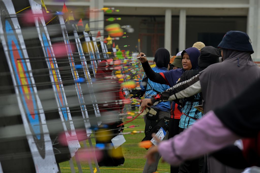 Para pemanah menghitung skor di Lapangan Panahan Stadion Gelora Bung Karno, Jakarta, Rabu (8/3/2023). PB Perpani mengadakan ekshibisi <i>barebow archery </i>Indonesia. Ekshibisi ini bertujuan mengenalkan nomor <i>barebow archery </i>kepada masyarakat umum. Nomor <i>barebow archery </i>ini akan diajukan di rapat kerja nasional untuk dimasukan menjadi nomor baru di PON 2024.