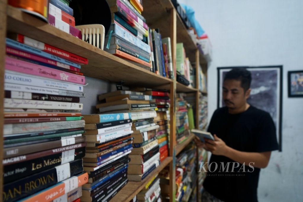 Pendiri Rumah Bunyi Kahar Mappasomba merapikan koleksi buku perpustakaan komunitas, di Kendari, Sulawesi Tenggara, Rabu (21/1/2024). Gerakan literasi di Kota Lulo ini mengalami pasang surut seiring dinamika yang terjadi.