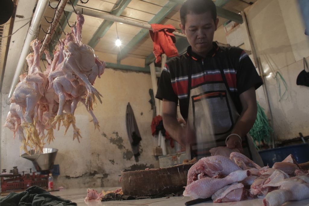 Pedagang ayam di Pasar Induk Caringin, Kota Bandung, memotong ayam pesanan para pembeli, Sabtu (27/3/2021).