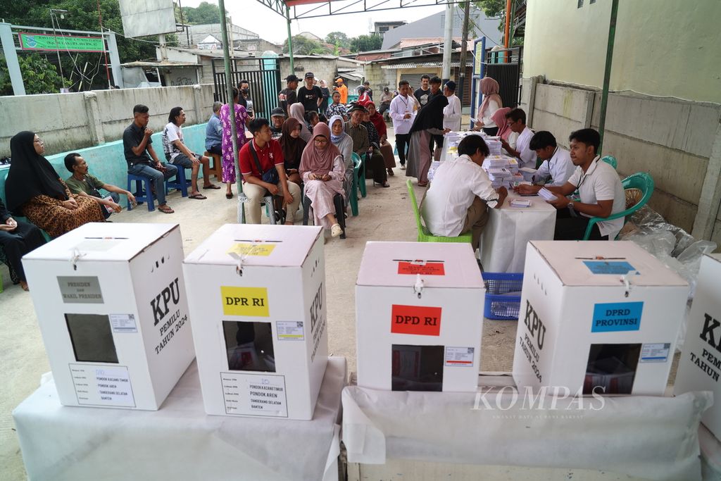 Suasana pemungutan suara susulan Pemilu 2024 di Tempat Pemungutan Suara (TPS) 10 Kelurahan Pondok Kacang Timur, Pondok Aren, Tangerang Selatan, Banten, Minggu (18/2/2024). 