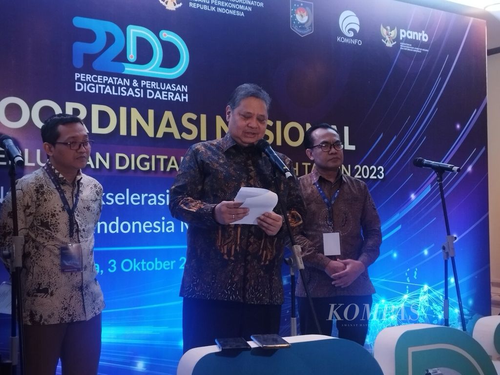 Menteri Koordinator Bidang Perekonomian Airlangga Hartarto memberikan keterangan resmi seusai menghadiri Rapat Koordinasi Nasional Tim Percepatan dan Perluasan Digitalisasi Daerah (TP2DD), di Jakarta, Selasa (3/10/2023).