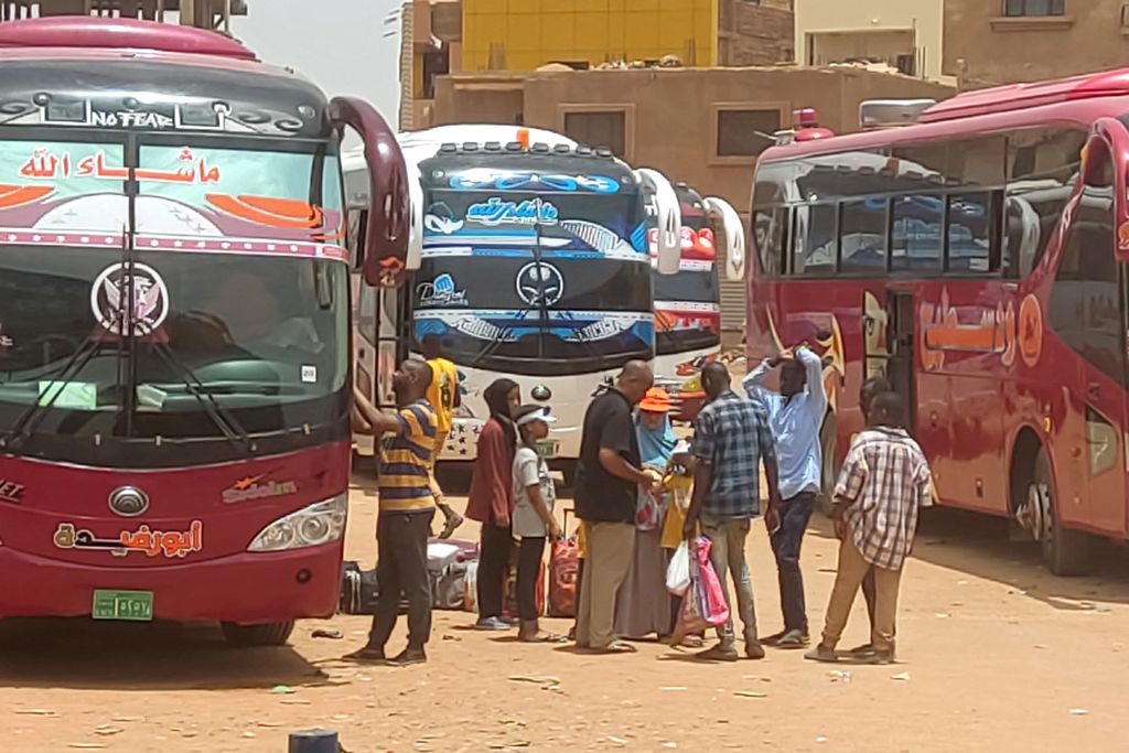 Warga pada 27 April 2023 berbondong-bondong keluar dari Khartoum menggunakan bus seiring konflik bersenjata antara dua faksi militer di Sudan. (Photo by AFP) 