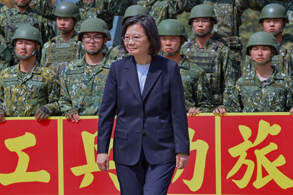 Presiden Taiwan Tsai Ing-wen (tengah) difoto bersama pasukan saat kunjungan ke Chiayi, 25 Maret 2023. 