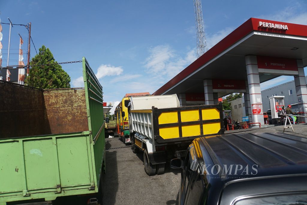 Truk-truk mengantre di SPBU Winangun, Manado, Sulawesi Utara, Kamis (24/3/2022) siang, untuk membeli solar bersubsidi. Solar bersubsidi sedang langka karena setiap SPBU hanya mendapatkan kuota penyaluran 8.000 liter.